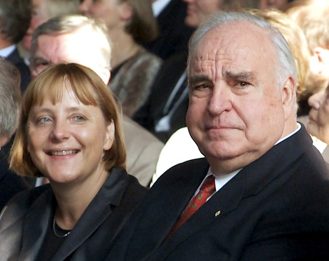 Hermut Kohl bersama Angela Merkel (Foto: REUTERS/Michael Urban/File Photo)