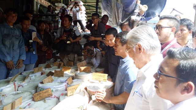 Mentan, Mendag, dan Djarot di Pasar Induk Cipinang (Foto: Nicha Muslimawati/kumparan)