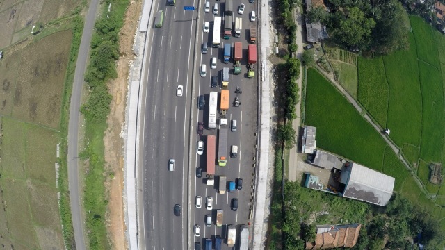 Kemacetan di Tol Cikampek Jelang Mudik Lebaran Foto: Aditia Noviansyah/kumparan