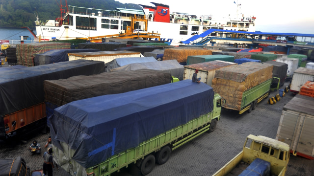 Truk di Pelabuhan Merak (Foto: Antara/Asep Fathulraman)