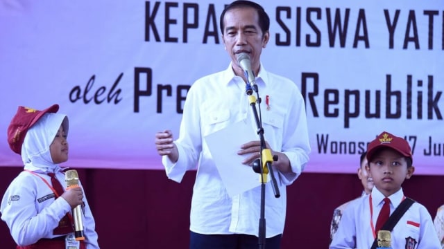 Jokowi bagikan KIP di Wonosobo (Foto: Dok. Rusman - Biro Pers Setpres)