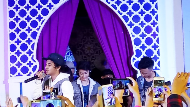 Bastian Steel saat tampil di Bekasi, Jawa Barat. (Foto: Yurika Kencana/kumparan)
