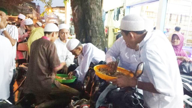 Buka Puasa Bersama di Masjid Al Hawi Condet. (Foto: Diah Harni/kumparan)