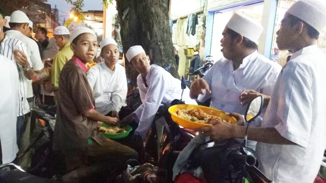 Buka Puasa Bersama di Masjid Al Hawi Condet. (Foto: Diah Harni/kumparan)