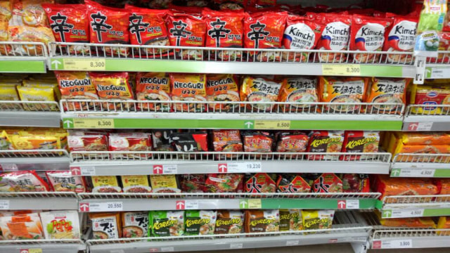 Contoh produk mie instan asal Korea. (Foto: Amanaturrosyidah/kumparan)
