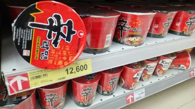 Contoh produk mie instan asal Korea. (Foto: Amanaturrosyidah/kumparan)