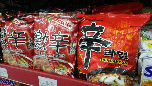 Mie Instan asal Korea di minimarket. (Foto: Amanaturrosyidah/kumparan)