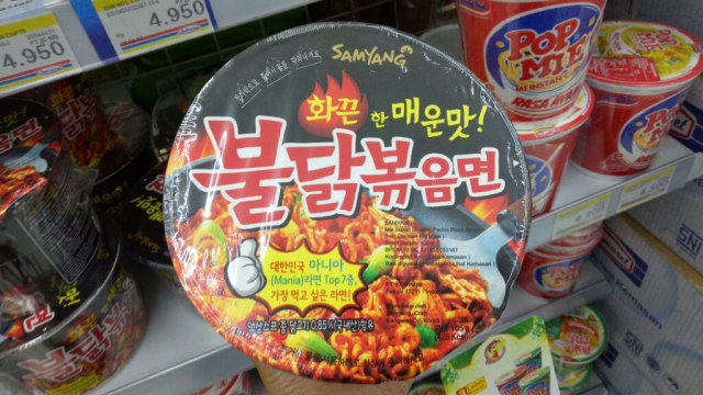 Mi Samyang kemasan cup (Foto: Amanaturroyidah/kumparan)