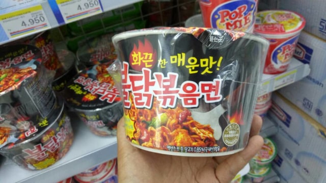 Mi Samyang kemasan cup (Foto: Amanaturrosyidah/kumparan)