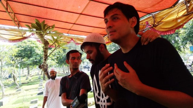 Lucky Hakim di pemakaman ibunya. (Foto: DN Mustika Sari/kumparan)