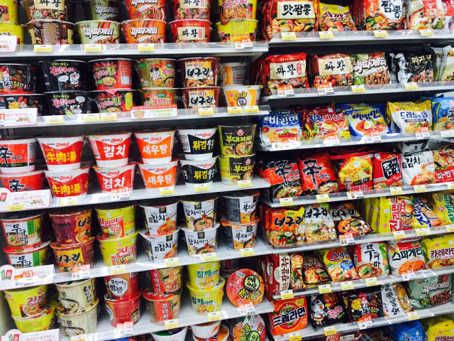 Aneka macam mie di toko umum Korea (Foto: Dok. Pribadi)
