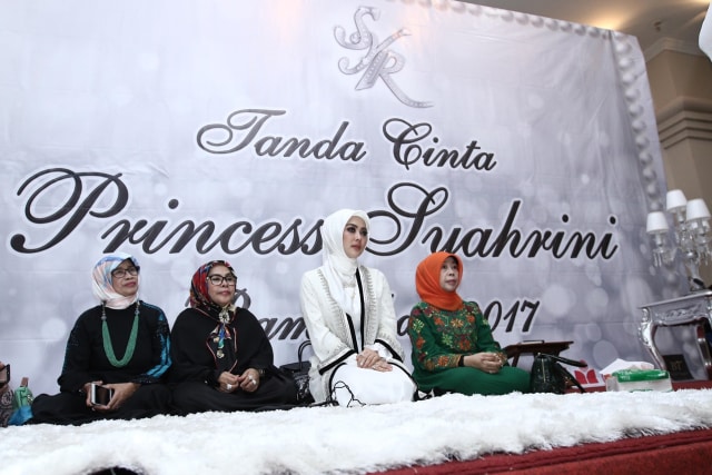 Syahrini di Masjid Az-Zikra, Sentul, Bogor (Foto: Prabarini Kartika/kumparan)