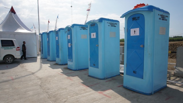 Toilet portable di rest area Tol Fungsional. Foto: Prima Gerhard/kumparan