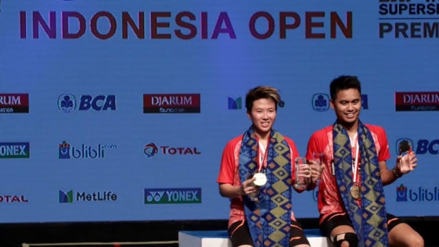 Tontowi Ahmad/Liliyana Natsir di podium. (Foto: Fanny Kusumawardhani/kumparan)