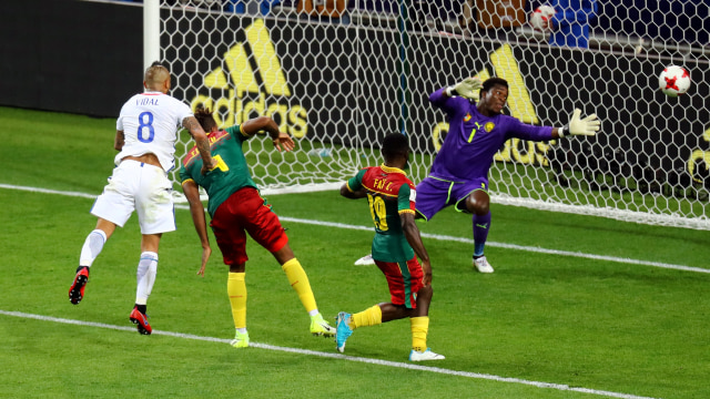 Gol sundulan Arturo Vidal. (Foto: Reuters/Kai Pfaffenbach)
