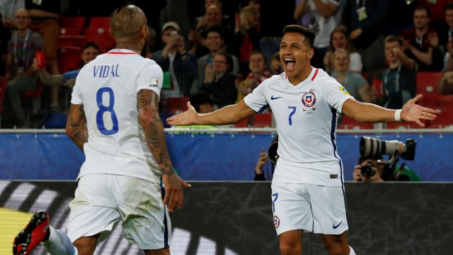 Dua aktor kemenangan Chile, Alexis dan Vidal. (Foto: Reuters/Grigory Dukor)
