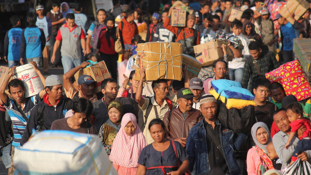 Pemudik di pelabuhan. (Foto: Antara/Moch Asim)