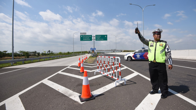 Pengalihan di Jalur  Exit Tol Bulakamba. Foto: Antara/Akbar Nugroho Gumay