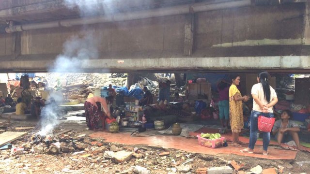 Warga yang masih bertahan di kolong Tol Kalijodo (Foto: Kelik Wahyu/kumparan)