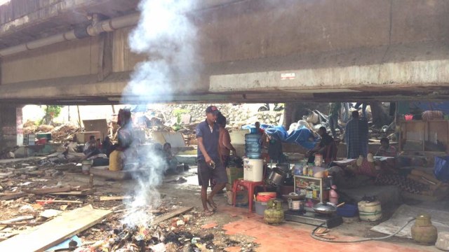 Warga yang masih bertahan di kolong Tol Kalijodo (Foto: Kelik Wahyu/kumparan)