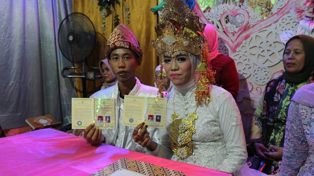 Menikah di usia 15 tahun. (Foto: Facebook Amanda Safitri)