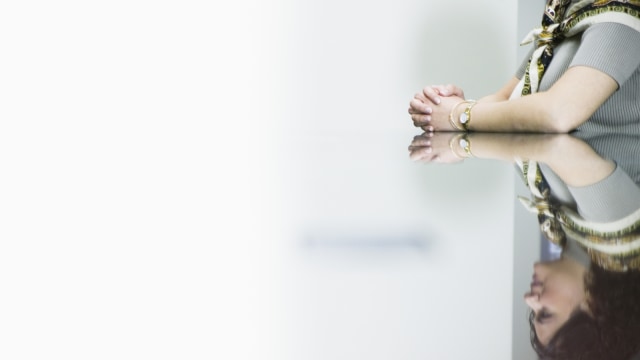 Melipat tangan di atas meja. (Foto: Thinkstock)