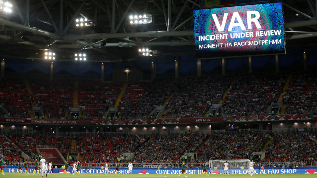 Layar besar yang menampilkan VAR. Foto: Carl Recine/Reuters