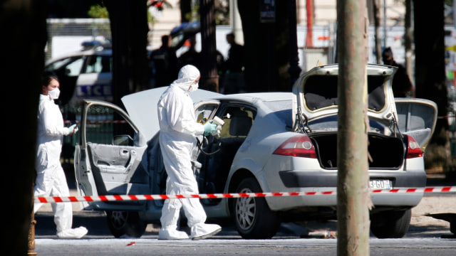 Petugas periksa mobil yang menabrak polisi (Foto: REUTERS/Gonzalo Fuentes)