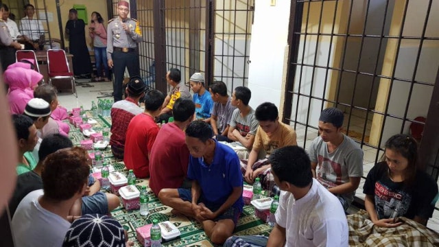 Polisi buka bersama di tahanan Melawi Foto: Dok. Kompol Cucu Safiyudin