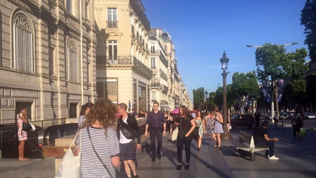 Champs-Elysees Avenue yang tetap ramai (Foto: Dok. Said Didu)