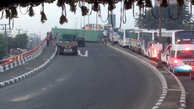 Kontainer terguling di flyover Kranji (Foto: Twitter/ @TMCPoldaMetro)