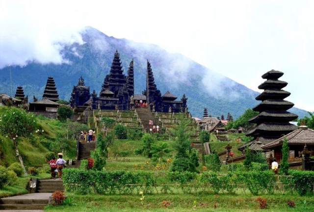 Mendaki Gunung Agung, Gunung Tertinggi di Pulau Bali