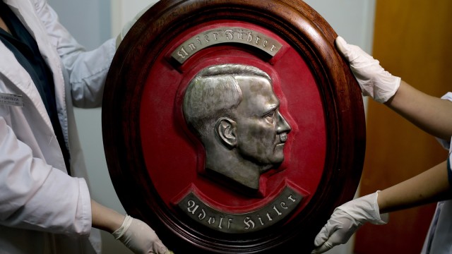 Petugas membawa patung Hitler (Foto: AP/Natacha Pisarenko)