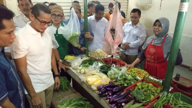 Sandi tinjau kebutuhan pokok di Pasar Cipete (Foto: Wandha Nur/kumparan)