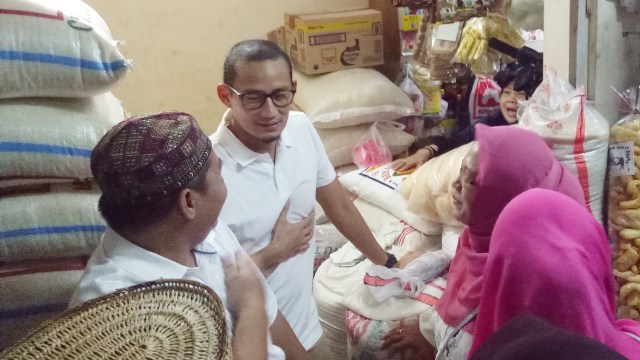 Sandi tinjau kebutuhan pokok di Pasar Cipete (Foto: Wandha Nur/kumparan)