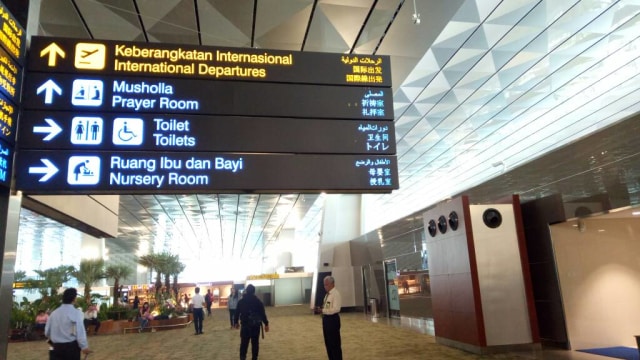 Papan petunjuk 5 bahasa di Bandara Soekarno-Hatta (Foto: Diah Harni/kumparan)