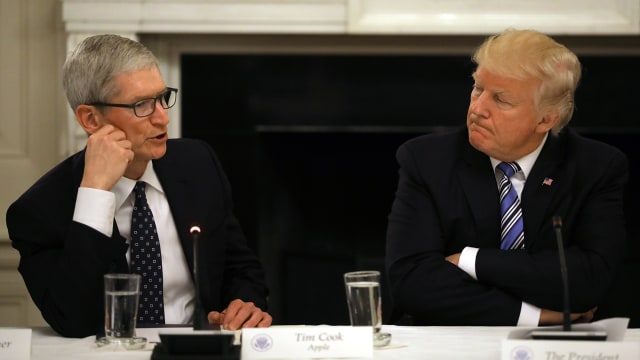 CEO Apple, Tim Cook, dan Presiden AS, Donald Trump. Foto: Carlos Barria/Reuters
