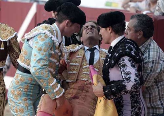 Kesrimpet Jubahnya Sendiri, Matador Ini Tewas Ditanduk Banteng saat Beraksi (4)