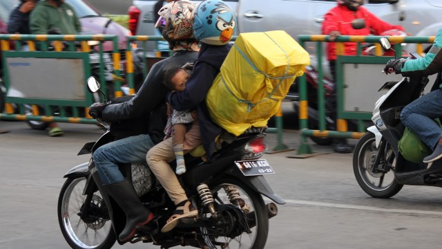 Pemudik yang menggunakan motor. (Foto: Antara/Risky Andrianto)