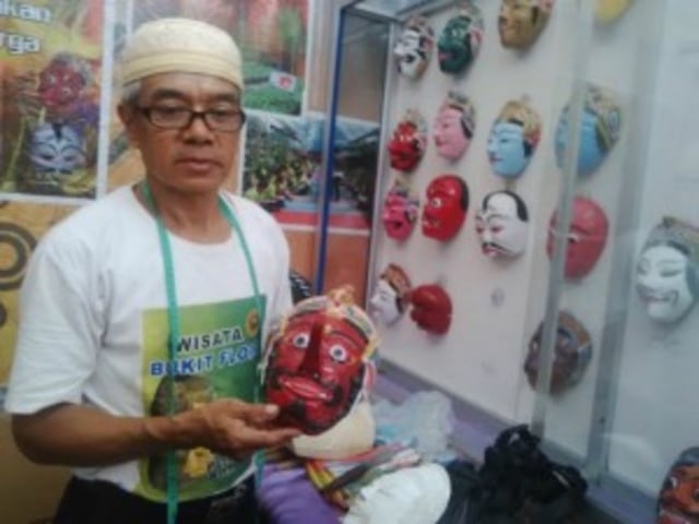 Kerajinan Topeng Kayu Masih Dicintai Generasi Muda