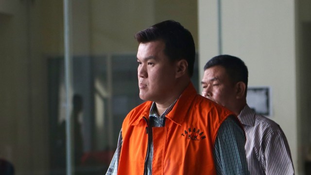 Andi Narogong usai diperiksa KPK. (Foto: Fanny Kusumawardhani/kumparan)