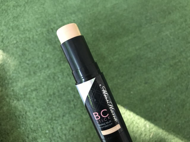 BC Stick Flawless Multi Foundation Miss Hana  (Foto: Stephanie Elia/kumparan)