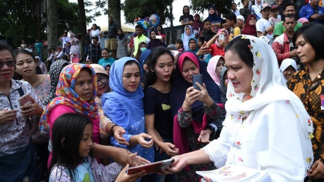 Jokowi bagi-bagi sembako di Bogor (Foto: Dok. Biro Pers Setpres)