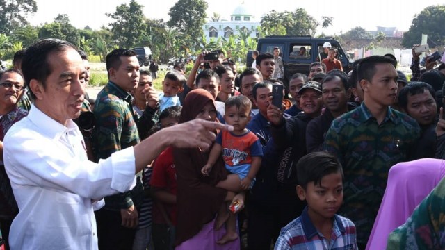Jokowi bagi-bagi sembako di Bogor (Foto: Dok. Biro Pers Setpres)