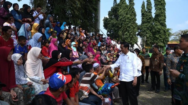 Jokowi bagi-bagi sembako di Bogor (Foto: Dok. Biro Pers Setpres)