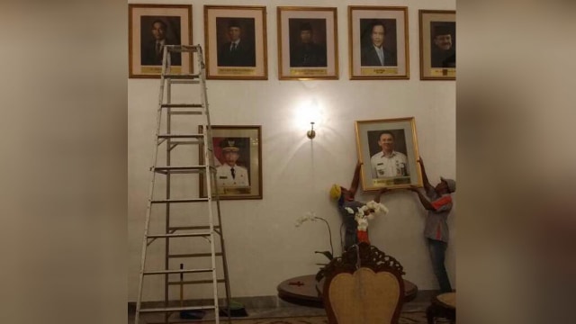 Lukisan Ahok dipajang di Balaikota DKI (Foto: Instagram/@basukibtp)