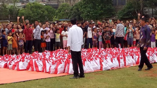 Jokowi bagi sembako di Kali Anyar, Tambora. (Foto: Nicha Muslimawati/kumparan)