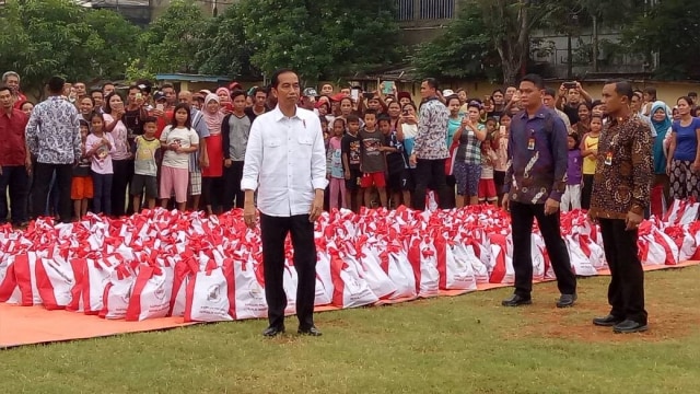 Jokowi bagi sembako di Kali Anyar, Tambora. Foto: Nicha Muslimawati/kumparan