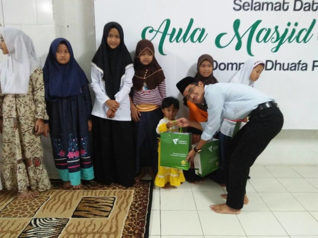 Raih Keberkahan Dengan Menyantuni Anak Yatim