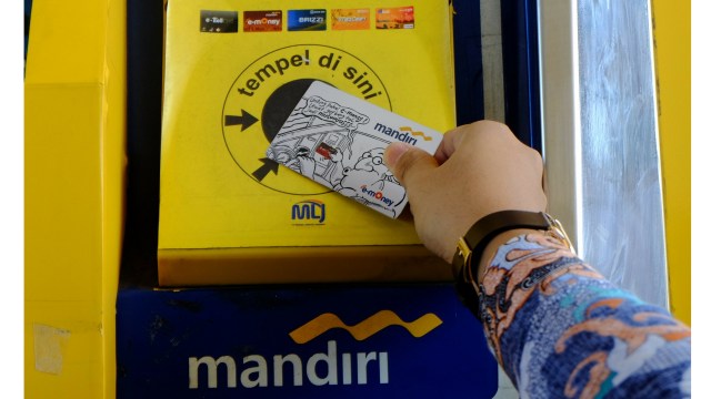 E-money permudah transaksi di gerbang tol (Foto: Bank Mandiri)